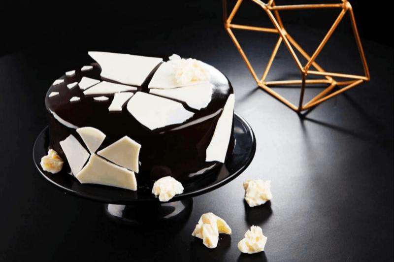 MONOCHROME PANDORA CAKE