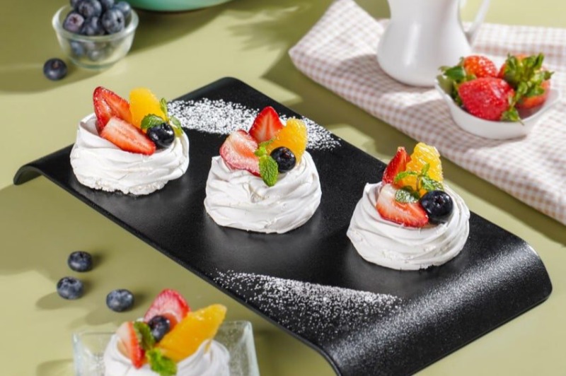 Kombinasi Pavlova dan Buah-buahan