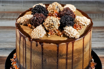 TRUFFLE CARAMEL CHOCOLATE DRIP CAKE