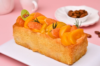 Kombinasi buah peach dan kacang almond berpadu dengan lembutnya sponge cake. Bentuknya yang compact dan tahan lama sangat cocok dijadikan buah tangan atau oleh-oleh.